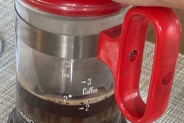 抽出したコーヒー粉がコーヒープレスの底に残ります