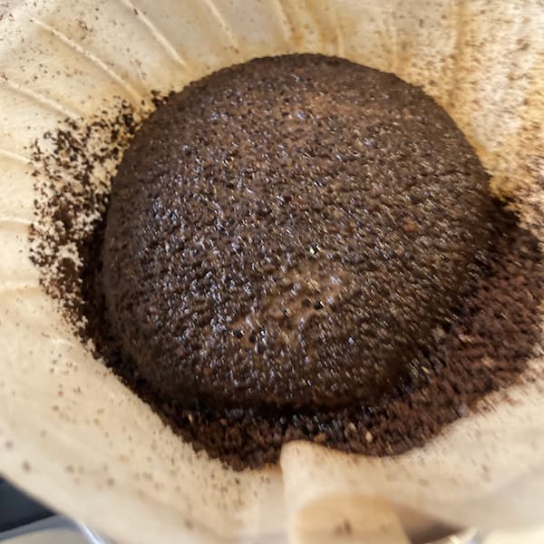 焙煎したてのコーヒー豆に湯を指すと
ハンバーグ状に粉が膨らむ