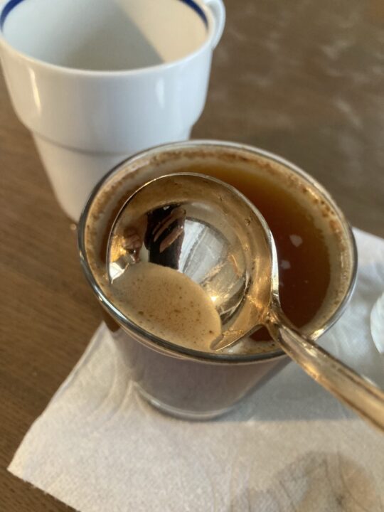 コーヒー表面の灰汁をとる