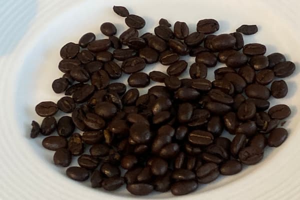 カティカティブレンドの豆　大粒の豆が黒々と焼かれている　欠けている豆もある