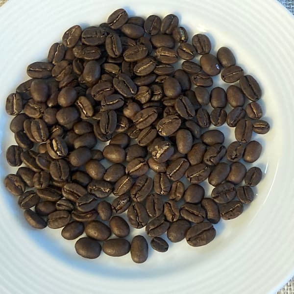 ベルベットコネクション　ハウスブレンドきれいにふっくらと焼かれたコーヒー豆。欠けている豆や割れたものはない。