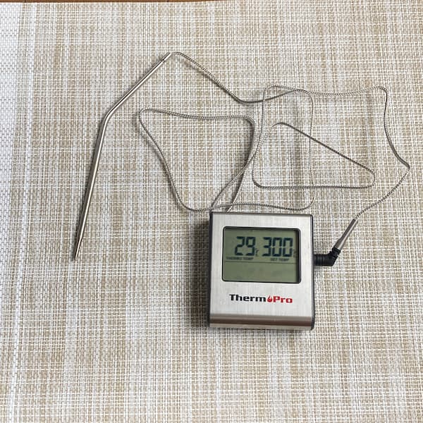 プローグで測定する温度計は、手元で温度が確認できるので
焙煎窯を回しながら読み取るのに便利