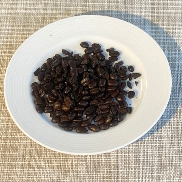 スタバ アニバーサリーブレンドの豆
黒々と焼かれたコーヒー豆　欠けている豆も入っている