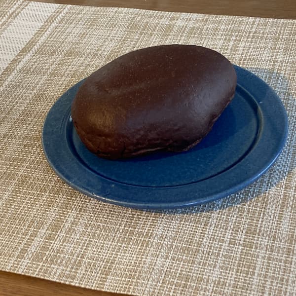 アオサン ショコラ 216円(税込み)
チョコレート色のコロッとしたパン