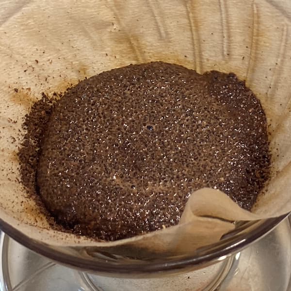 カルディスペシャルブレンドの粉は湯をさすときれいに膨らむ
カルディでは焙煎して1か月以内の豆を販売している