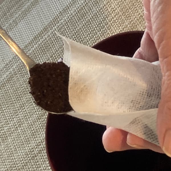 お茶パックに1人前14gのコーヒー粉をつめる
中挽き（ペーパードリップと同じ）の粉を使う