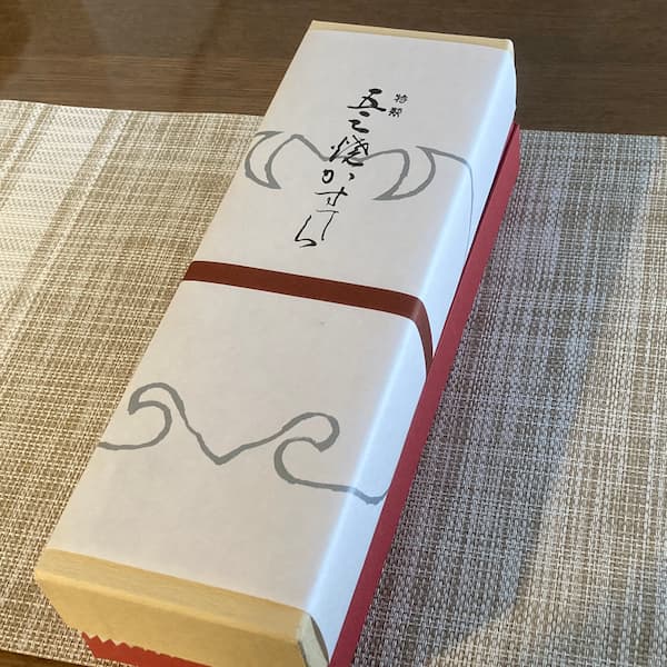 
福砂屋 特製五三焼カステラの外箱
五三焼カステラは、しっかりとした硬さのある外箱にいれられている