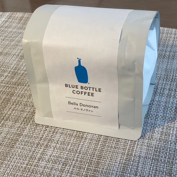 ブルーボトルコーヒー　ベラ・ドノヴァン 200g 1924円（税込み)
白を基調にブルーボトルのロゴがデザインされたおしゃれなパッケージ
