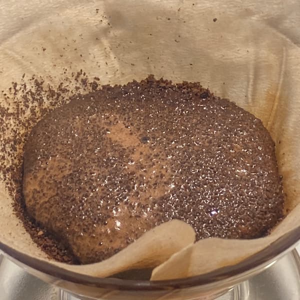 ブルーボトルコーヒーのコーヒー豆はお湯をさすと良く膨らむ
東京都江東区にある北砂ファクトリーで焙煎されて店舗に配送される