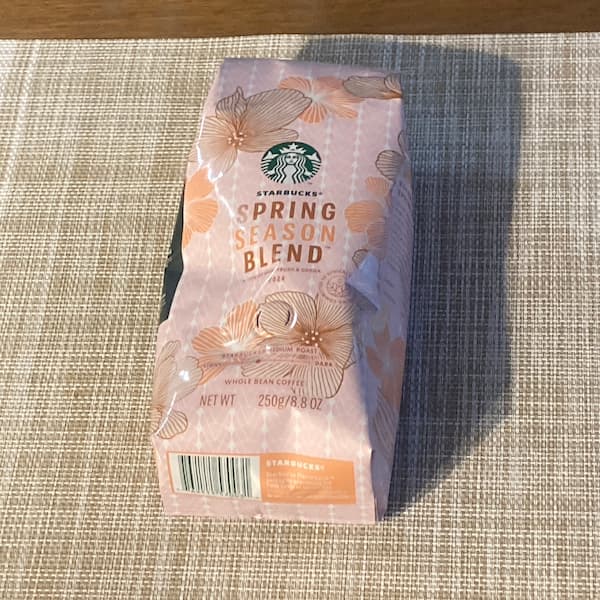 スターバックス　スプリングシーズンブレンド　250g 1780円（税込み)※
桃色を基調とした温かみのあるパッケージ
桜の花がデザインされ春の訪れが待ち遠しい
※価格は2024年2月時点