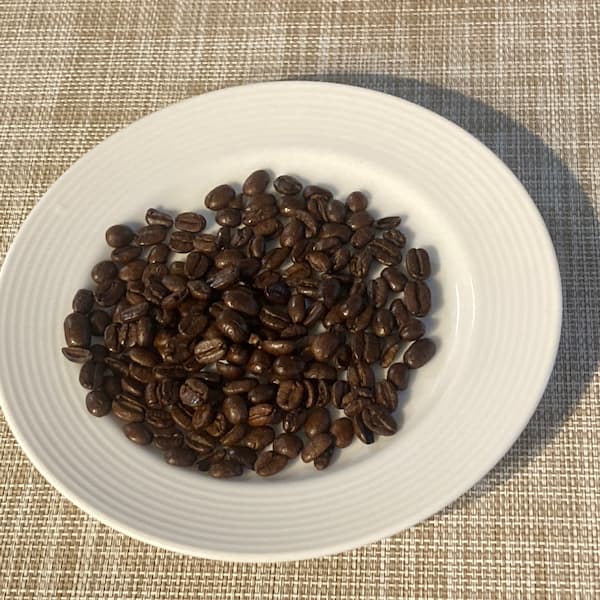 スプリングシーズンブレンドの豆
大粒の豆がこげ茶色にふっくらと焼かれている
一部欠けた豆も