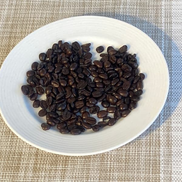カルディ イタリアンローストは黒々と焼かれた大粒の豆
コーヒーオイルでてかてかしている