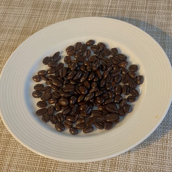 トリビュートブレンドは、黒々とした大粒の豆。
コーヒーオイルで表面がつやつやしている。