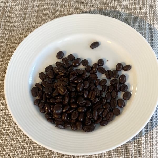 スタバ アイスコーヒーブレンドの豆
大粒の豆がふっくらとこげ茶色に焼かれている
良く見ると一部、欠けている豆も