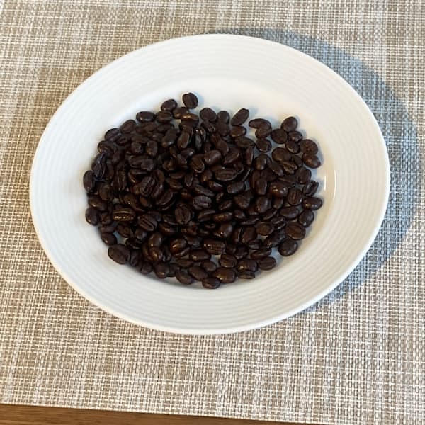 スターバックスカティカティブレンドは、大粒でこげ茶色の豆。
コーヒーオイルで表面がつやつやしている。