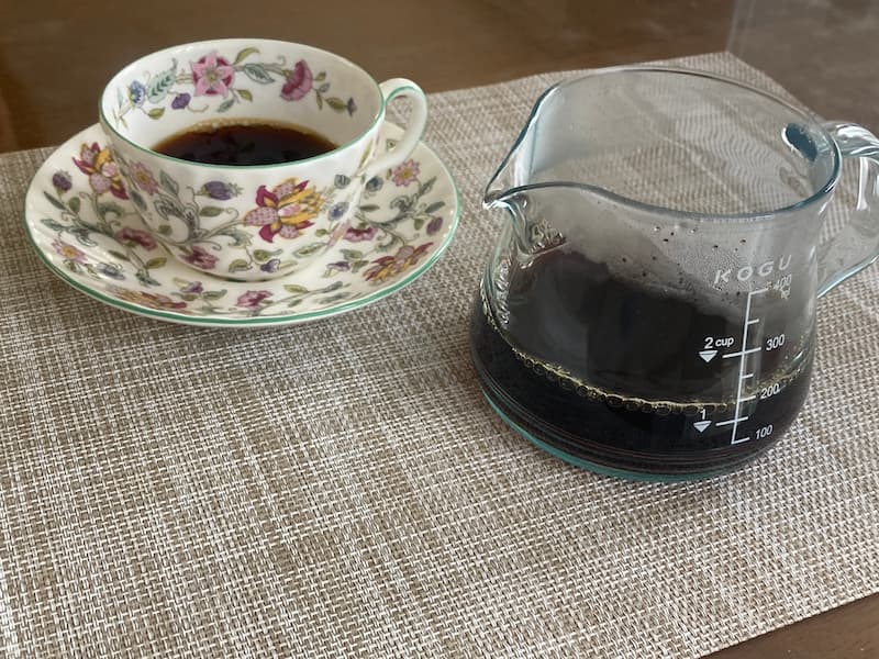 割れにくいサーバーは青みがかった光沢のある透明なボディでおしゃれ